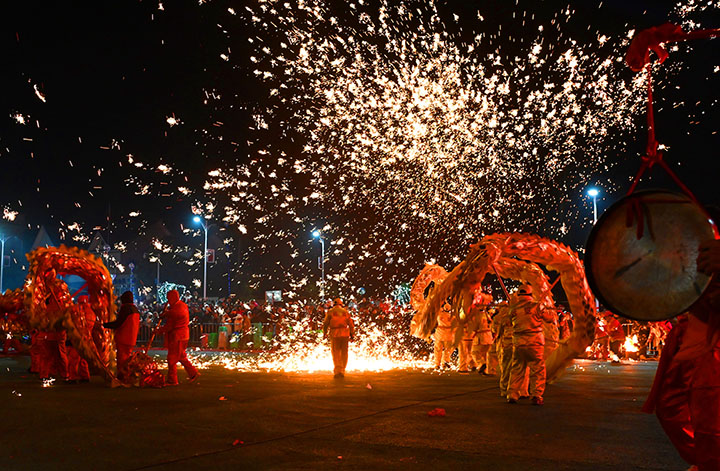圖3 鐵花飛濺，祥龍翻飛，元宵佳節(jié)熱鬧非凡。.jpg