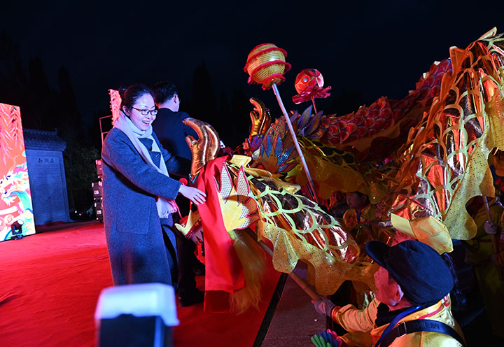 圖4  主辦方有關(guān)人員為祥龍掛彩.jpg