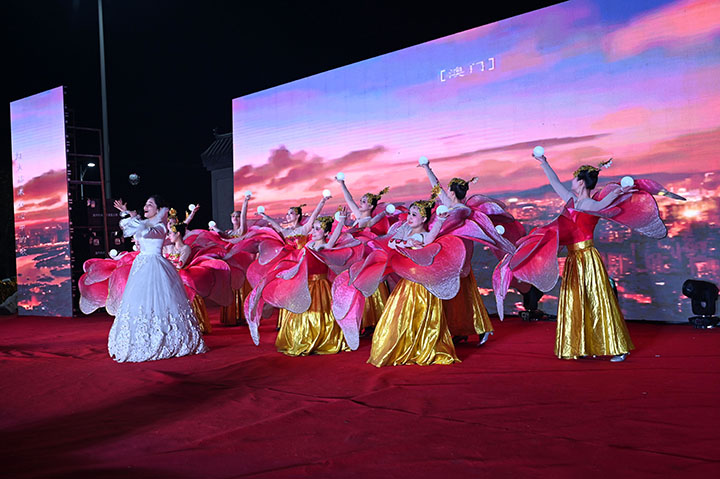 圖5  “鄉(xiāng)村村晚”精彩紛呈.jpg