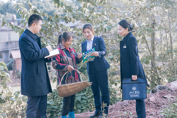 1深入農(nóng)戶宣傳金融產(chǎn)品.jpg