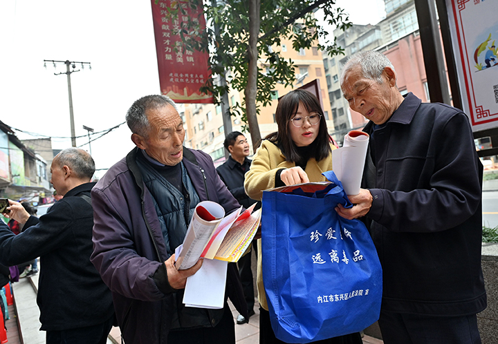 圖4  3月15日，內(nèi)江市東興區(qū)雙才鎮(zhèn)黃林鋪社區(qū)，科技工作者利用逢場(chǎng)天對(duì)上街群眾進(jìn)行科普宣傳。.jpg