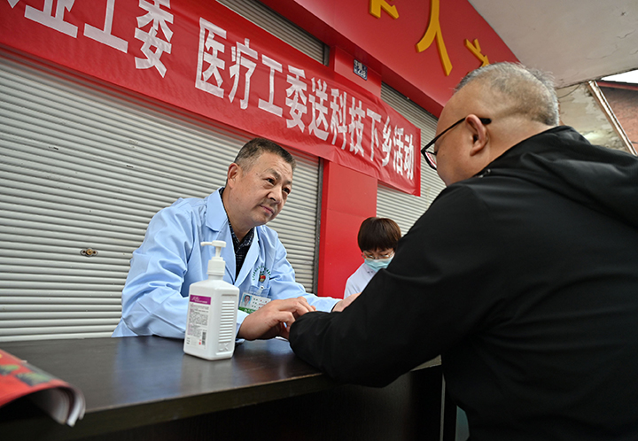 圖5  3月15日，內(nèi)江市東興區(qū)雙才鎮(zhèn)黃林鋪社區(qū)，科技工作者在群眾中開展義診活動(dòng)。.jpg
