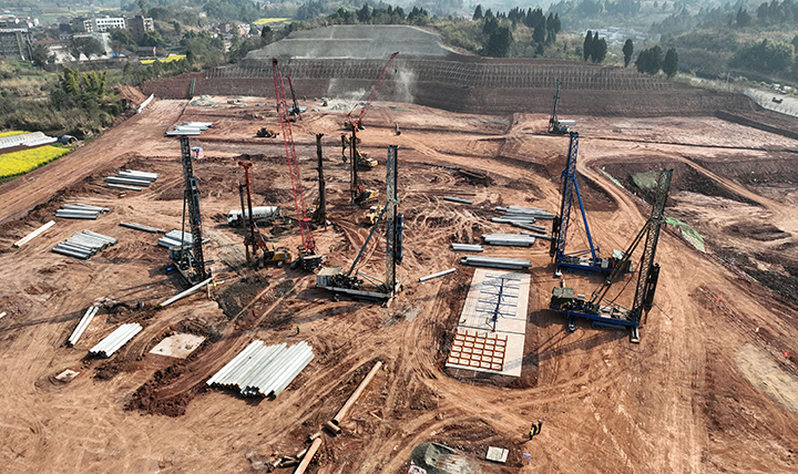 圖1  3月14日，在內(nèi)江市東興區(qū)田家鎮(zhèn)，建設者們在成渝地區(qū)雙城經(jīng)濟圈內(nèi)江東興區(qū)食品加工集中區(qū)（一期）項目建設現(xiàn)場加快樁基作業(yè)（無人機照片）。.jpg