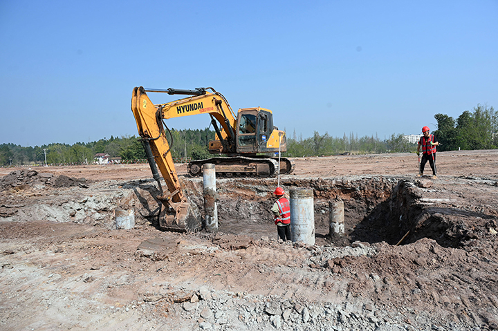 圖2  3月14日，在內(nèi)江市東興區(qū)田家鎮(zhèn)，建設者們在成渝地區(qū)雙城經(jīng)濟圈內(nèi)江東興區(qū)食品加工集中區(qū)（一期）項目建設現(xiàn)場加快樁基作業(yè)。.jpg