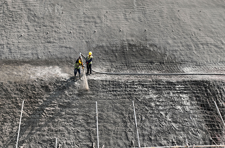 圖3  建設者們在成渝地區(qū)雙城經(jīng)濟圈內(nèi)江東興區(qū)食品加工集中區(qū)（一期）項目建設現(xiàn)場實施邊坡灌漿作業(yè)（無人機照片）。.jpg