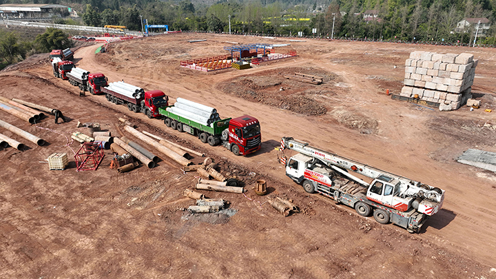 圖4  建設者們在成渝地區(qū)雙城經(jīng)濟圈內(nèi)江東興區(qū)食品加工集中區(qū)（一期）項目建設現(xiàn)場運送物資（無人機照片）。.jpg