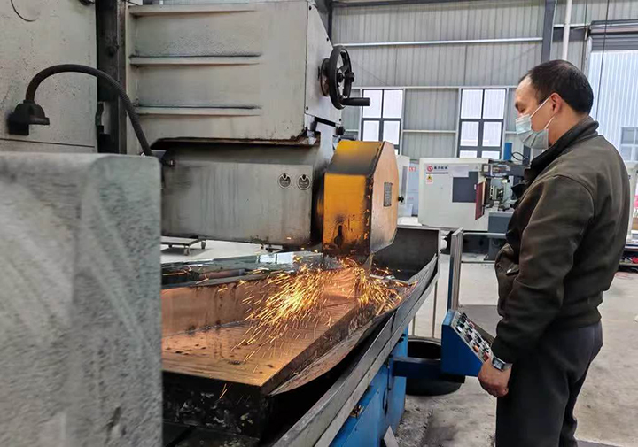 圖1 工人進(jìn)行噴防火漆作業(yè).jpg