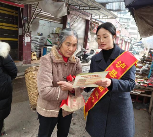 1宣傳志愿者隊(duì)伍走進(jìn)農(nóng)貿(mào)市場(chǎng)開(kāi)展宣傳 拷貝.jpg