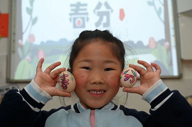 圖2  2024年3月18日，四川省內(nèi)江市東興區(qū)陽光幼兒園，小朋友在老師帶領(lǐng)下體驗繪彩蛋和豎雞蛋等傳統(tǒng)習俗。.jpg