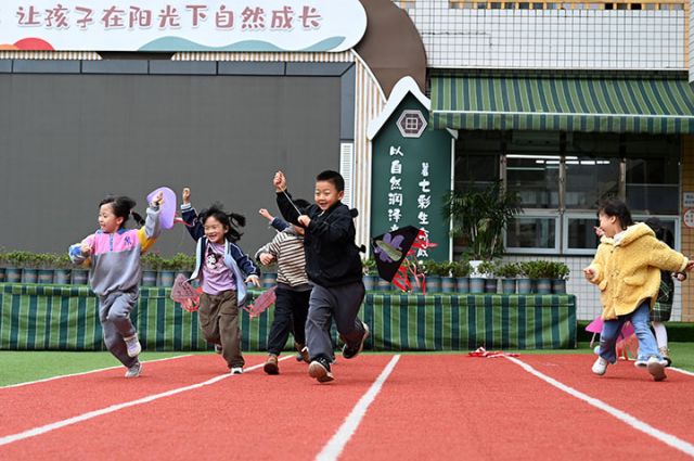 圖3  小朋友在放飛自己制作的風箏.jpg