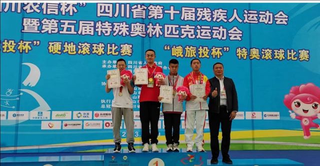 1710923705910482.jpg 圖1 領獎臺上的殘疾人運動員鄧怡(左二).jpg