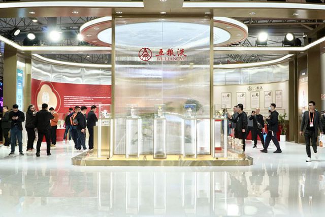 0 成都世紀城國際會展中心的五糧液主題展廳人潮涌動 羅梓毓攝.jpg