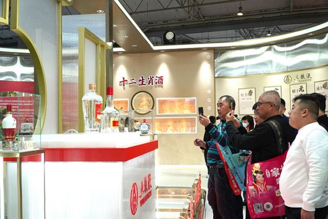 2 大氣恢弘的典藏五糧液展品吸引游客駐足拍照.jpg