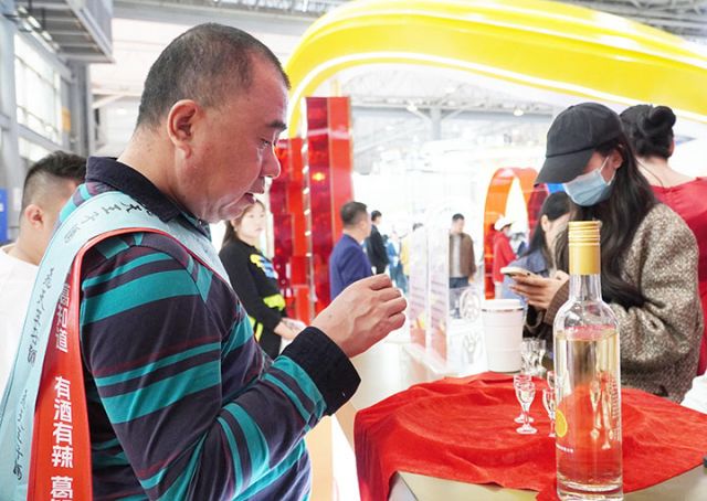 3 觀眾現場品嘗五糧液創(chuàng)新酒品.jpg