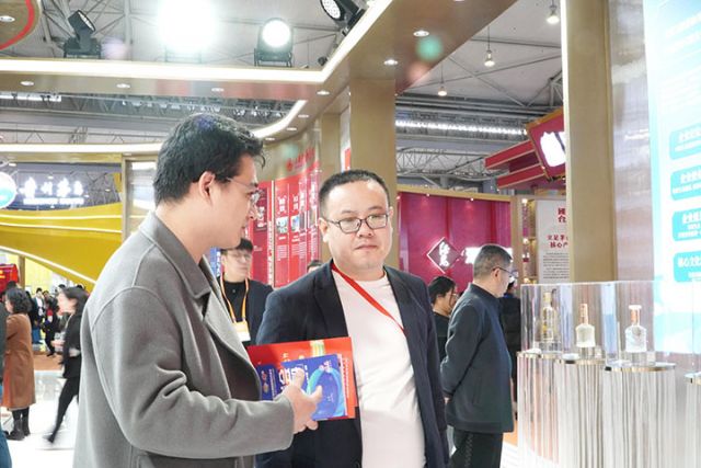 4 參展觀眾和工作人員洽談經銷事宜.jpg