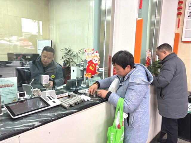 1客戶到柜臺辦理存款業(yè)務(wù) 拷貝.jpg