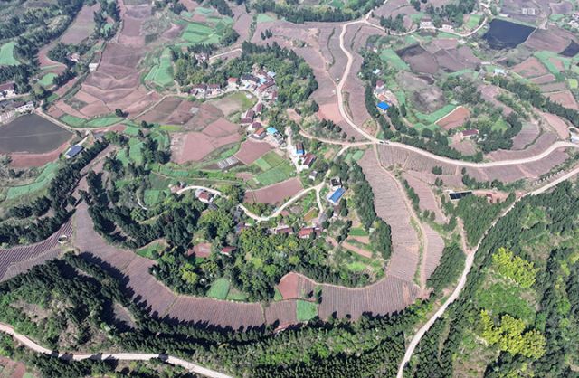 圖4  繁忙春耕備耕現(xiàn)場(chǎng)與綠水青山構(gòu)成了美麗的春日畫(huà)卷（無(wú)人機(jī)照片）。.jpg