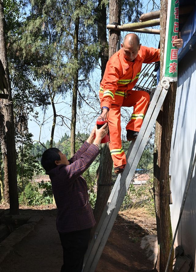 圖2  夏開(kāi)桂和田明容在設(shè)置防火宣傳用的喇叭。.jpg