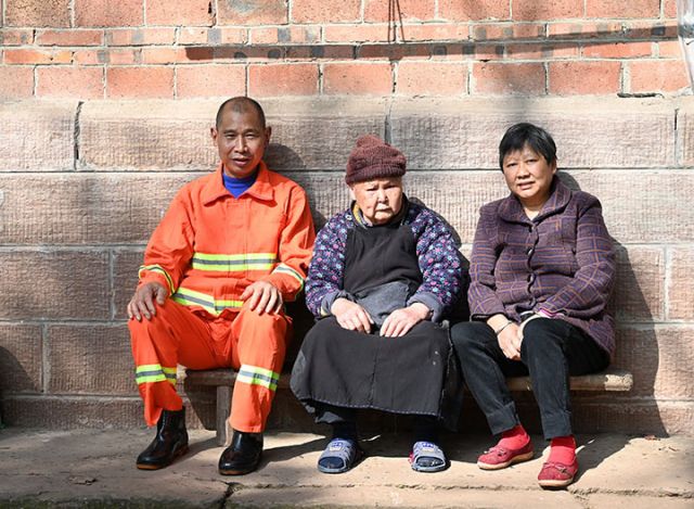 圖3  夏開(kāi)桂與母親、妻子的合影。.jpg