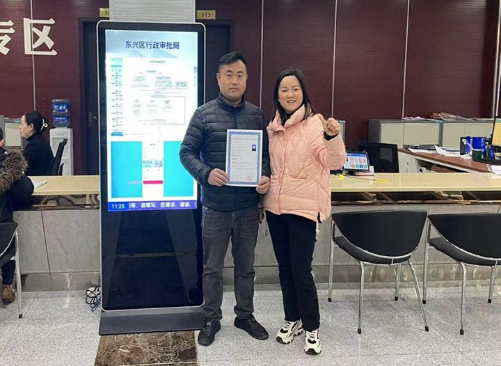 圖1  業(yè)主杜女士領(lǐng)取到內(nèi)江首張食品小作坊生產(chǎn)許可證.jpg