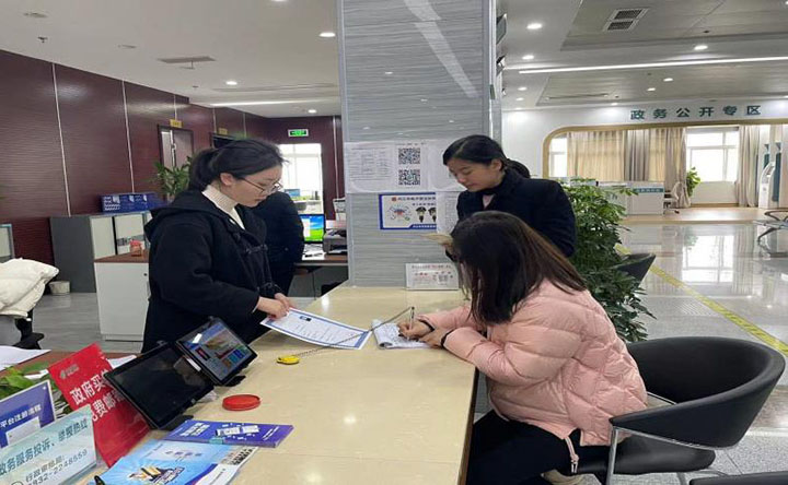 圖3  工作人員向群眾發(fā)放食品小作坊生產(chǎn)許可證.jpg