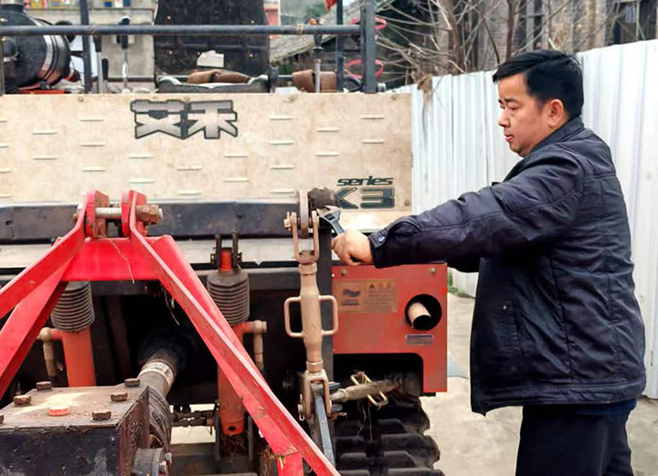 1709866563250536.jpg 圖1 陳仁見(jiàn)正在對(duì)農(nóng)機(jī)進(jìn)行維護(hù).jpg