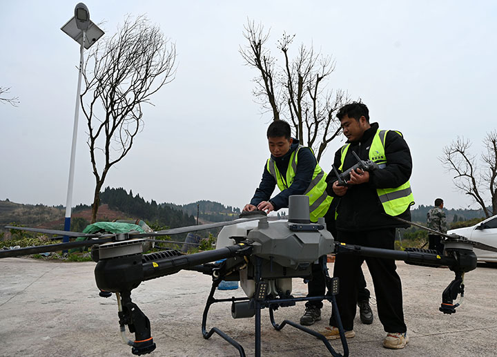 圖4  3月7日，內(nèi)江市東興區(qū)白合鎮(zhèn)華山村，專業(yè)技術(shù)人員正在灌裝春防農(nóng)藥。.jpg