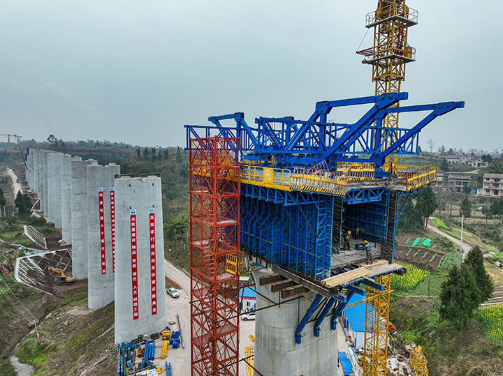 圖2 施工人員正在進(jìn)行連續(xù)梁澆筑施工.jpg