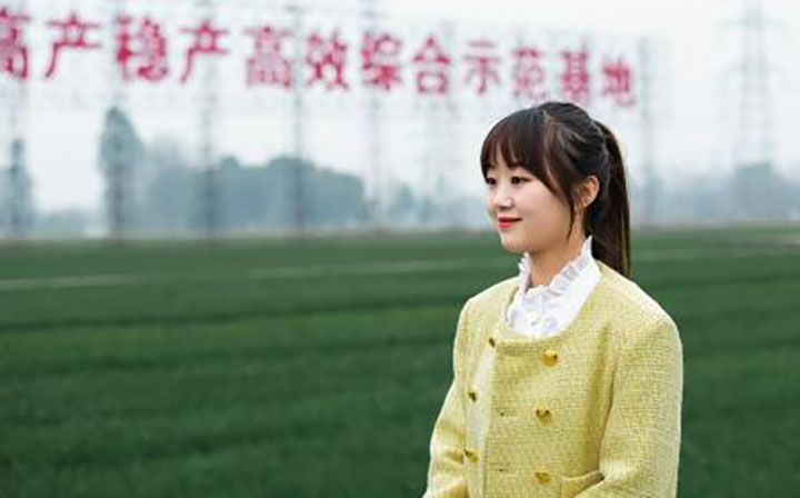 1農(nóng)業(yè)職業(yè)經(jīng)理人王伶俐 崇州市融媒體中心供圖.jpg