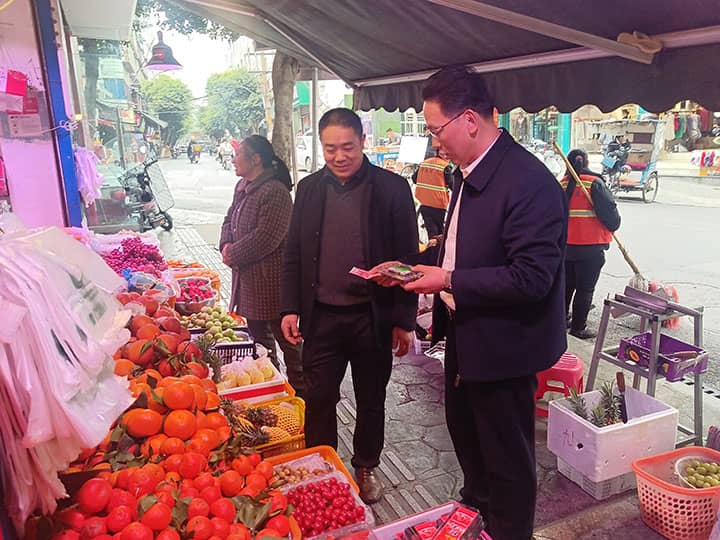 1710488592560091.jpg 圖片一:記者在臨街商鋪暗訪.jpg