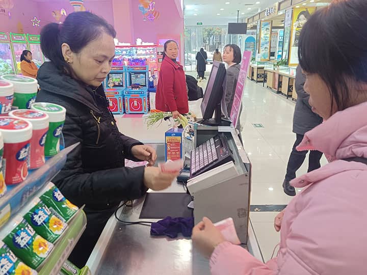 1710488600342018.jpg 圖片三:消費者在商超使用現(xiàn)金購物十分便捷.jpg