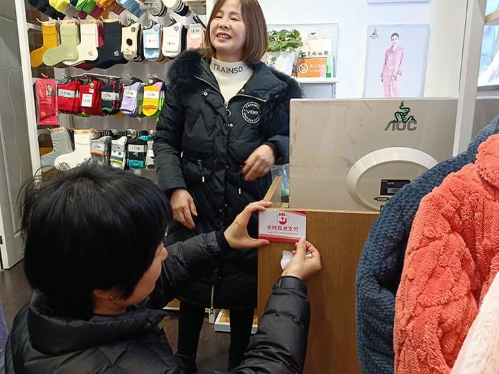 1710488603853025.jpg 圖片四:宜賓商業(yè)銀行工作人員到走街入鋪張貼“支持現(xiàn)金消費”提示牌.jpg