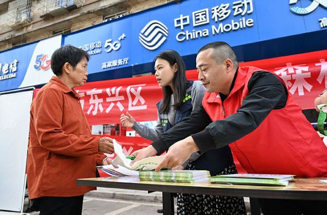 圖1  3月29日，內(nèi)江市東興區(qū)高梁鎮(zhèn)平安社區(qū)，工作人員向過往群眾宣傳森林防火知識(shí)。.jpg