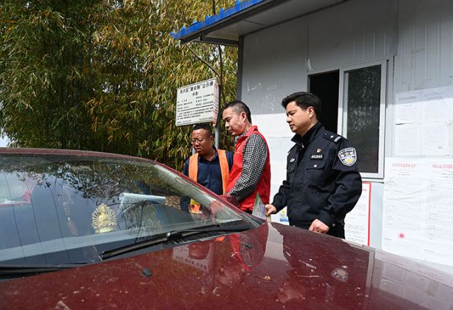 圖4  3月29日，內(nèi)江市東興區(qū)高梁鎮(zhèn)八仙橋村森林防火檢查站，工作人員正在檢查進(jìn)山車輛。.jpg