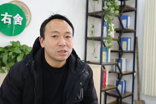 1712643885521031.jpg 2 茍角鎮(zhèn)大梨樹(shù)村總支部副書(shū)記楊斌介紹村上發(fā)展情況.jpg