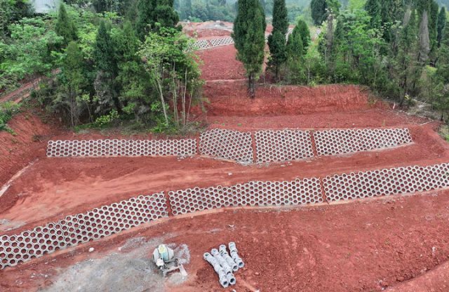 圖1  4月9日，內(nèi)江市東興區(qū)田家鎮(zhèn)龜山村，新開墾出來的土地為夯實“天府糧倉”筑牢土地根基（無人機照片）。.jpg