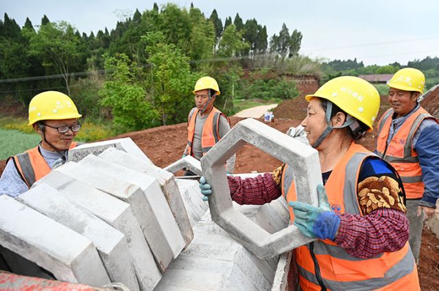 圖2  建設(shè)者們搬運建設(shè)材料.jpg