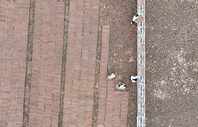 圖1  2024年4月9日，內(nèi)江市東興區(qū)石子鎮(zhèn)桂溪社區(qū)，“秧保姆”在水稻集中育秧基地勞作（無人機照片）。.jpg