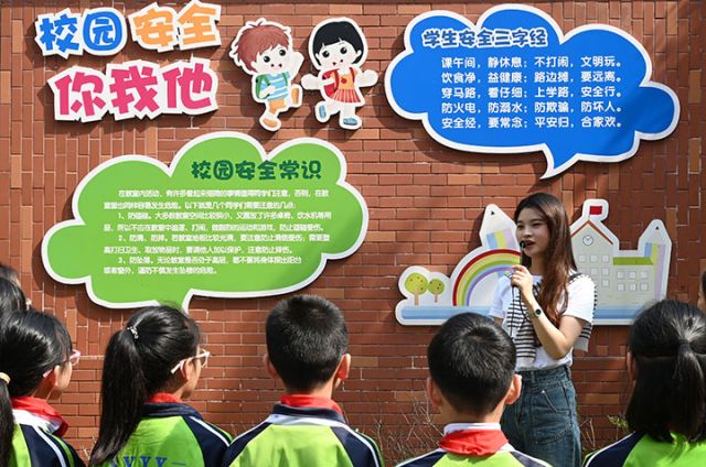 圖2  2024年4月15日，四川省內(nèi)江市東興區(qū)實(shí)驗(yàn)小學(xué)校園里，老師利用國家安全教育文化長廊向?qū)W生們普及國家安全知識。.jpg