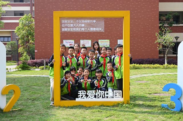 圖4 2024年4月15日，四川省內(nèi)江市東興區(qū)實(shí)驗(yàn)小學(xué)校園里，師生們在國家安全教育文化長廊“打卡”留念。.jpg