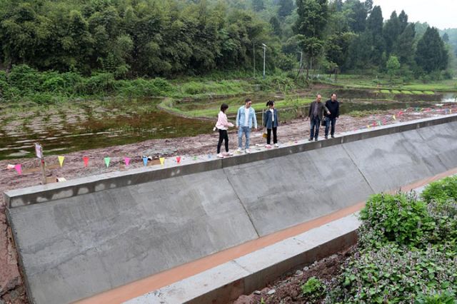 圖3  4月13日，廣安區(qū)水務(wù)局干部在井河鎮(zhèn)高灘村渠道整治項(xiàng)目現(xiàn)場了解整治進(jìn)度。.jpg