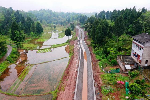 圖4  4月13日，廣安區(qū)井河鎮(zhèn)高灘村渠道整治項(xiàng)目建設(shè)初見成效。（無人機(jī)拍攝）.jpg