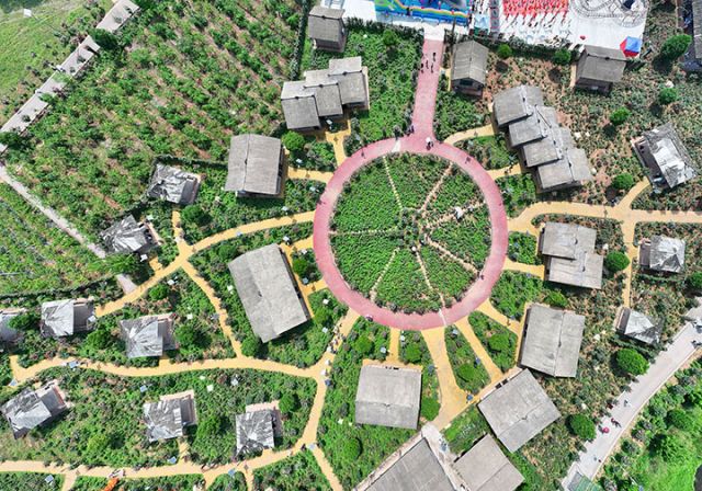 圖3  4月14日，內江市東興區(qū)田家鎮(zhèn)正子村長江田園，玫瑰、月季、芍藥等各類鮮花盛開，與鑲嵌其間的游樂設施、農田、村莊，共同構成了如詩如畫的鄉(xiāng)村美景（無人機照片）。.jpg