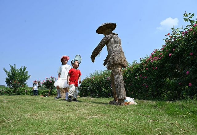圖5  游客在玫瑰花海中踏春賞花，領略如詩如畫的鄉(xiāng)村美景。.jpg