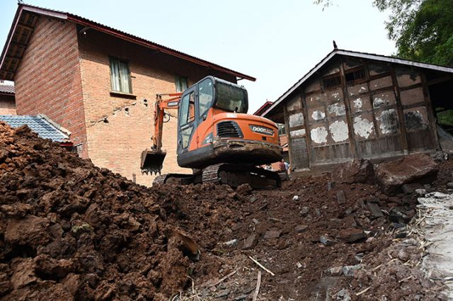 圖2  4月15日，內江市東興區(qū)椑木鎮(zhèn)新田社區(qū)，建設者在小祠堂大院開展拆舊留權作業(yè)。.jpg
