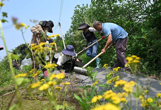 圖4  2024年4月15日，四川省內江市東興區(qū)椑木鎮(zhèn)新田社區(qū)10組，建設者進行入戶便民道路建設。.jpg