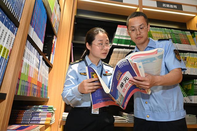 圖1  2024年4月26日，四川省內(nèi)江市東興區(qū)市場監(jiān)督管理和新聞出版等部門的執(zhí)法人員正在書店進行知識產(chǎn)權保護專項檢查。.jpg