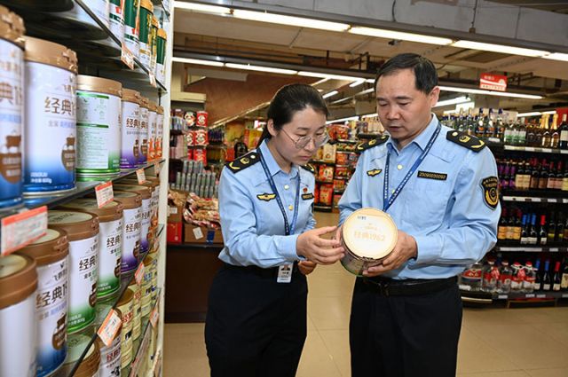 圖2  2024年4月26日，四川省內(nèi)江市東興區(qū)市場監(jiān)督管理等部門的執(zhí)法人員正在超市進行知識產(chǎn)權保護專項檢查。.jpg