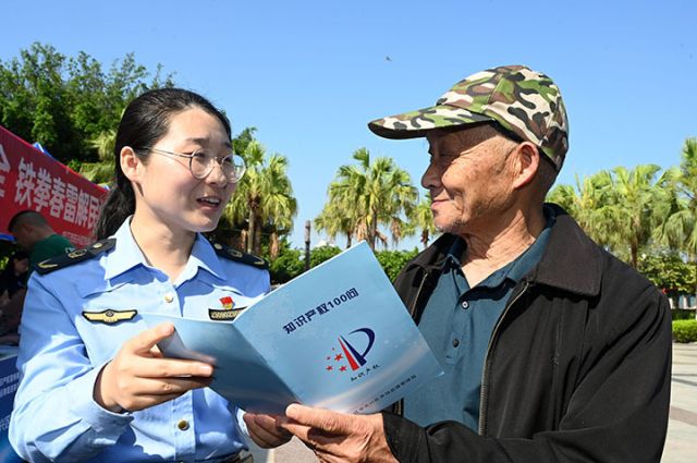 圖4  2024年4月26日，四川省內(nèi)江市東興區(qū)市場監(jiān)督管理局執(zhí)法人員正在街頭向市民普及知識產(chǎn)權保護相關知識。.jpg
