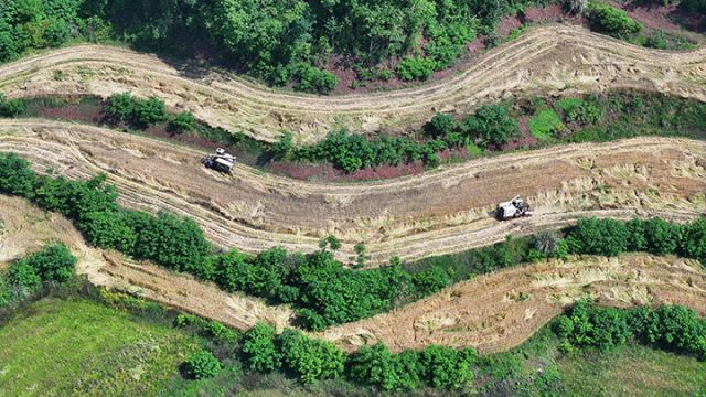 圖1  4月26日，內(nèi)江市東興區(qū)石子鎮(zhèn)龍安村，宏展糧油專合社社員趁著晴好天氣機(jī)收訂單小麥（無(wú)人機(jī)照片）。.jpg